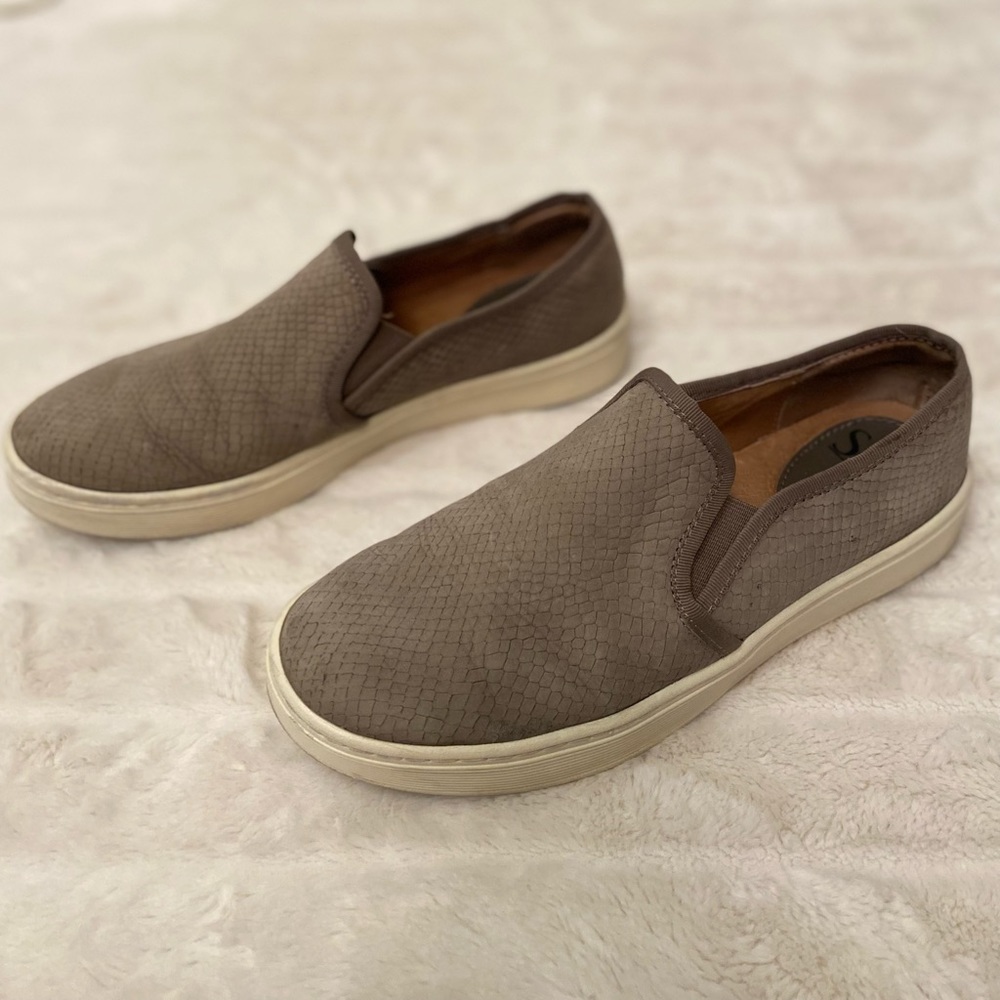 ~~~SOLD~~~ Sofft Somersault Slip-On Sneaker, Size 8 - Picture 9 of 16